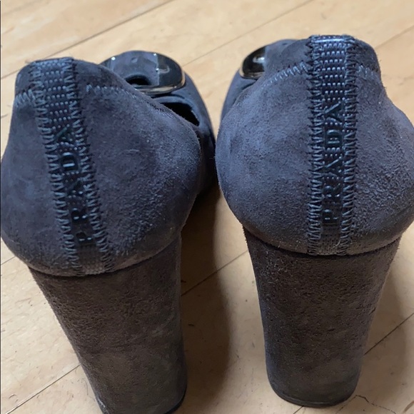 Prada grey suede pump with silver buckle round toe - Picture 5 of 7